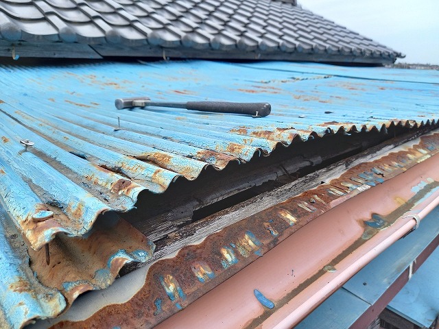 劣化したトタン屋根の釘浮き